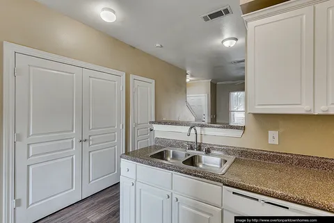 Overton Park Townhomes - Photo 14 of 48